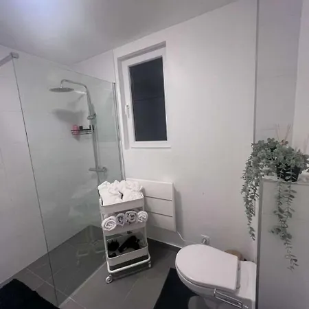 La White Jacuzzi Apartment