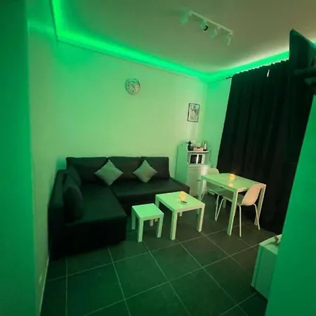 La White Jacuzzi Apartment *
