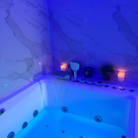 White Wellness Jacuzzi & Sauna *