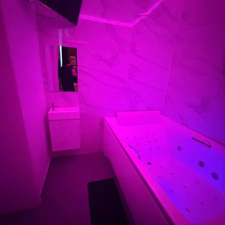 דירה La White Wellness Jacuzzi & Sauna סרה