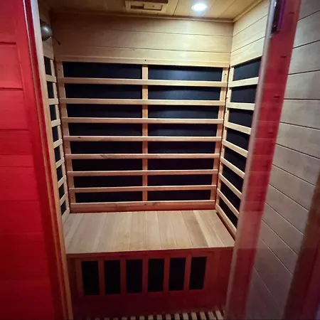 La White Wellness Jacuzzi & Sauna Appartement Seraing