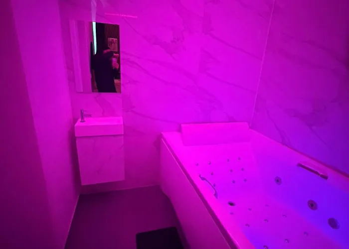 Апартаменты La White Wellness Jacuzzi & Sauna Серенгети